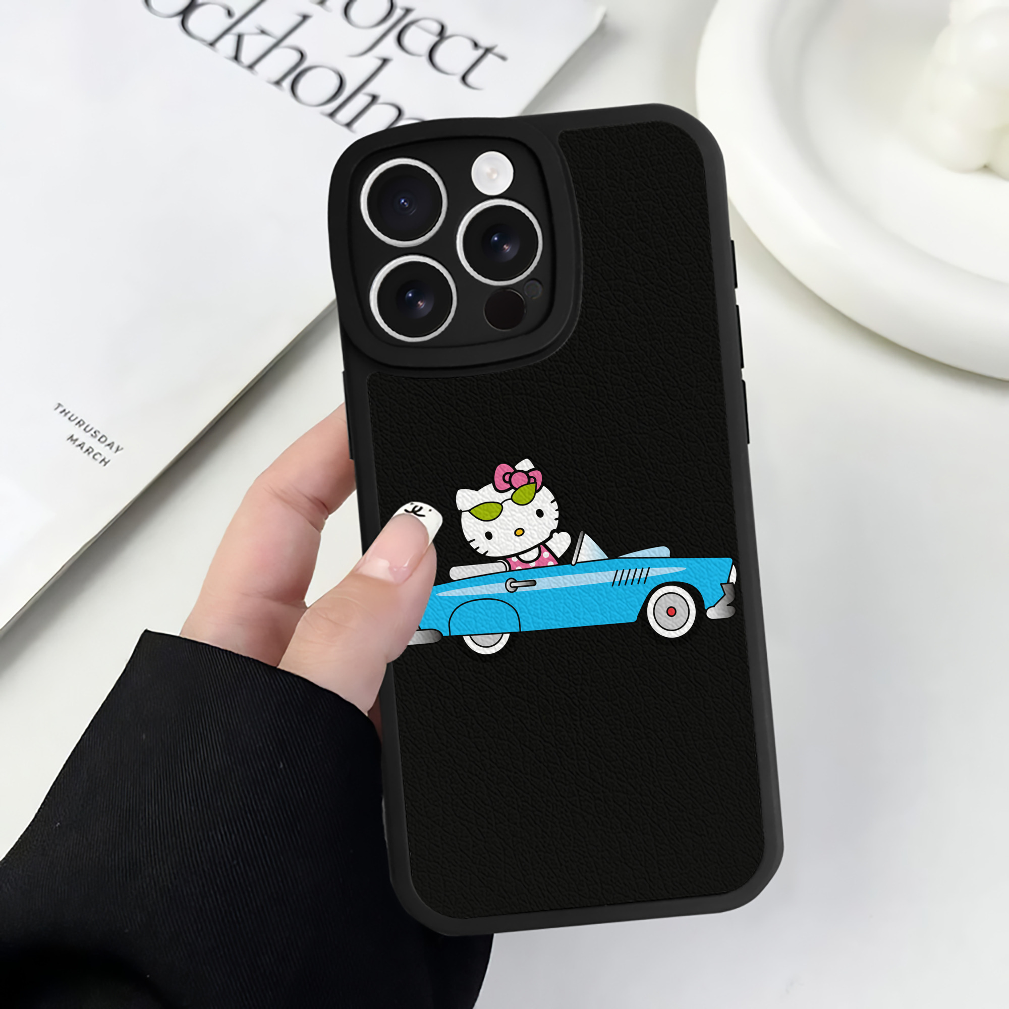 （画像用） Hello Kitty ハローキティ 【iPhone 16シリーズ対応】シリコンスマホケース（レザー調） 材質：シリコン